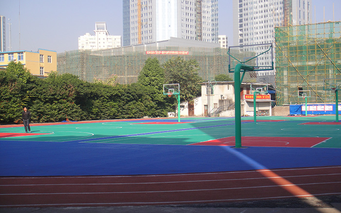 南宁市第四中学—塑胶跑道、悬浮拼装地板篮球场.jpg