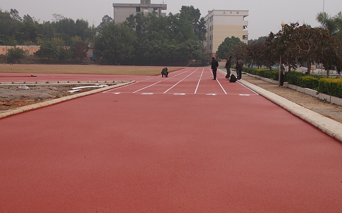 武鸣县双桥镇中心小学-200米塑胶跑道、天然草足球场